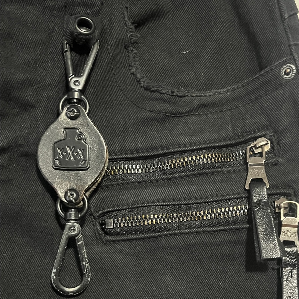 Smuggler’s Moon Edgy Black Cargo Pants with Zipper Details 30x31 - Picture 5 of 10
